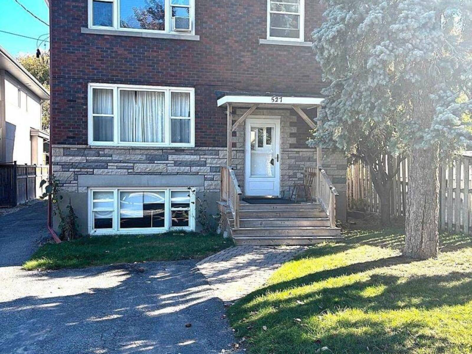 527 LADEROUTE AVENUE, Ottawa, Ontario K1Z 5V9