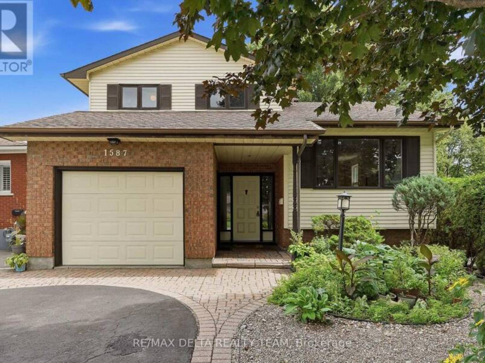 1587 MAXIME STREET, Ottawa, Ontario K1B 3K9