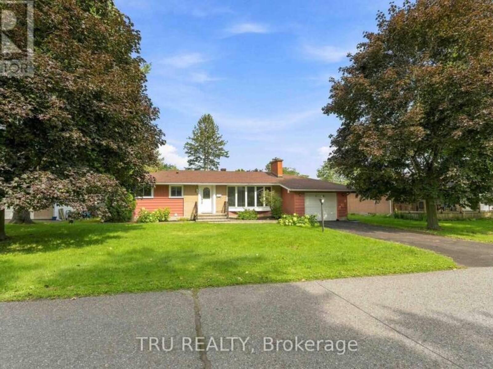 19 ELLERY CRESCENT, Bells Corners, Ontario K2H 6M5