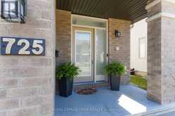 725 CAPRICORN CIRCLE | Ottawa Ontario | Slide Image Two