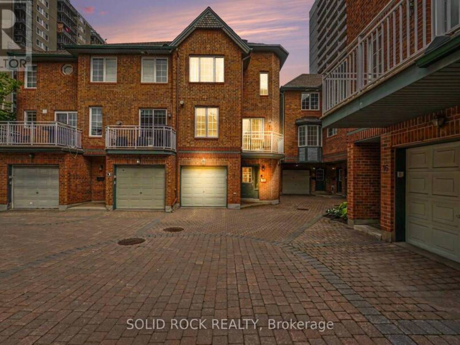 5 BECKINGTON PRIVATE, Ottawa, Ontario K2P 2N5