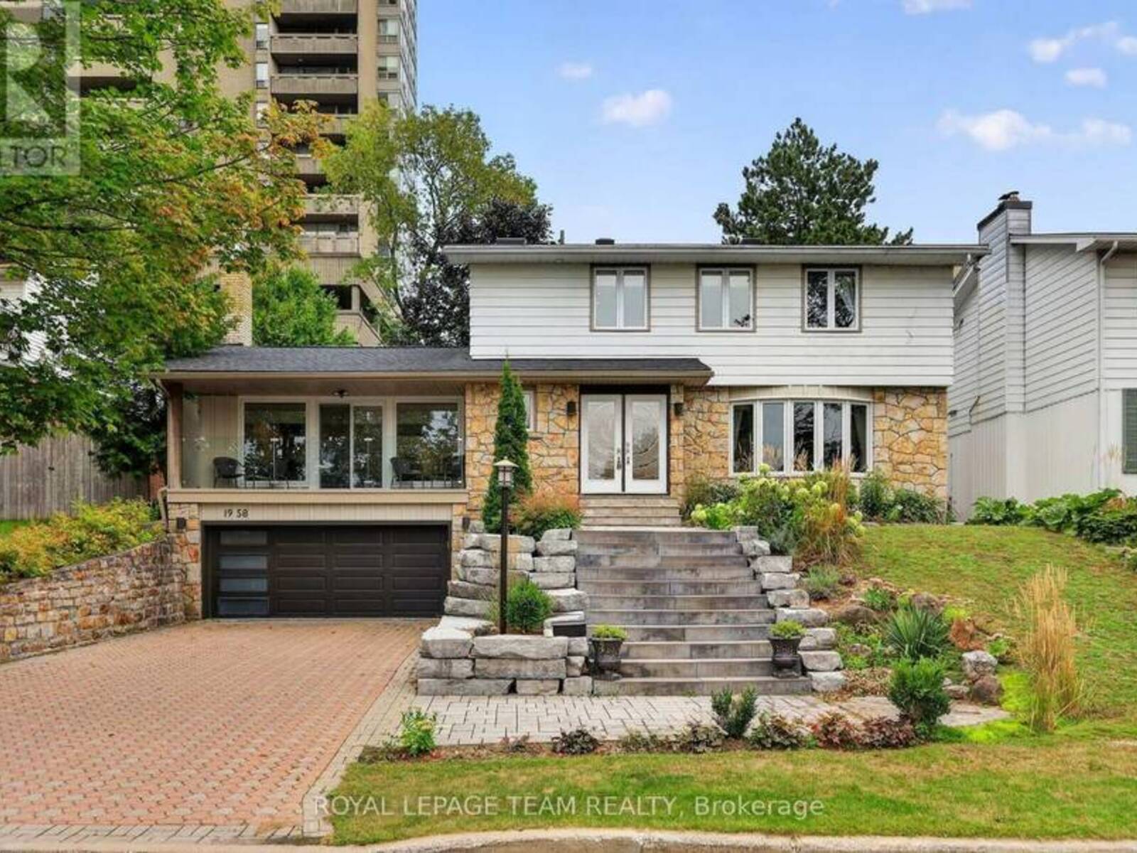 1958 NEEPAWA AVENUE, Ottawa, Ontario K2A 3L5