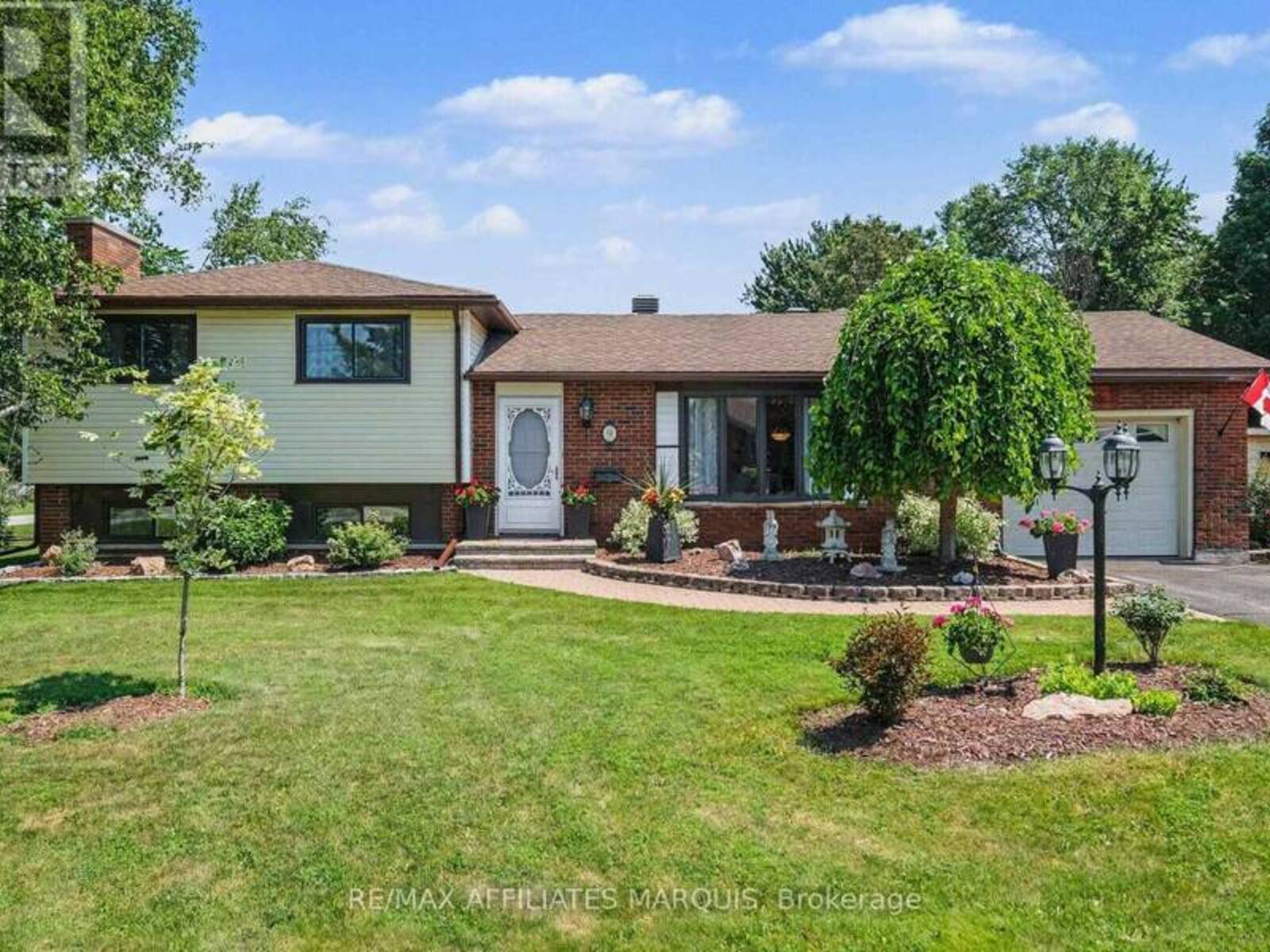 9 FOREST DRIVE, Smiths Falls, Ontario K7A 4S5