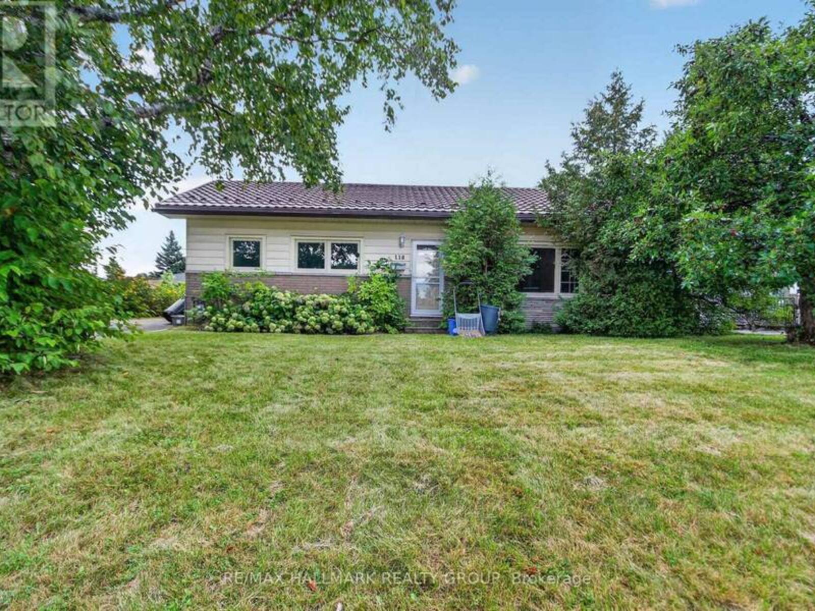 118 KNOXDALE ROAD, Ottawa, Ontario K2G 1A7
