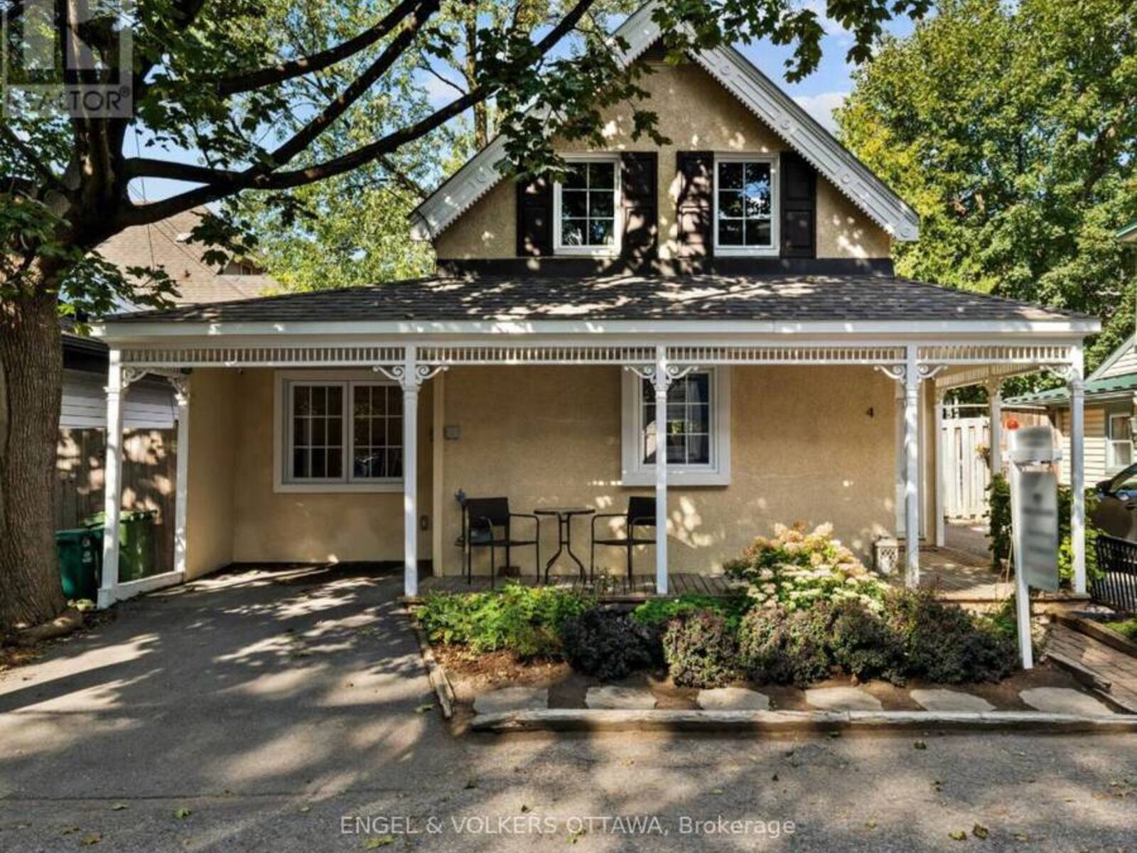 4 AVON LANE, Ottawa, Ontario K1M 1T9