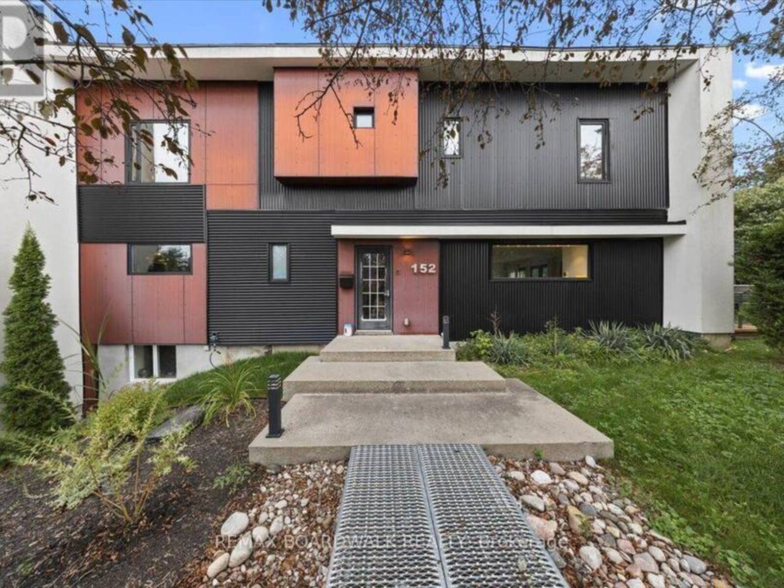 152 DUFORD STREET, Ottawa, Ontario K2L 6Z7