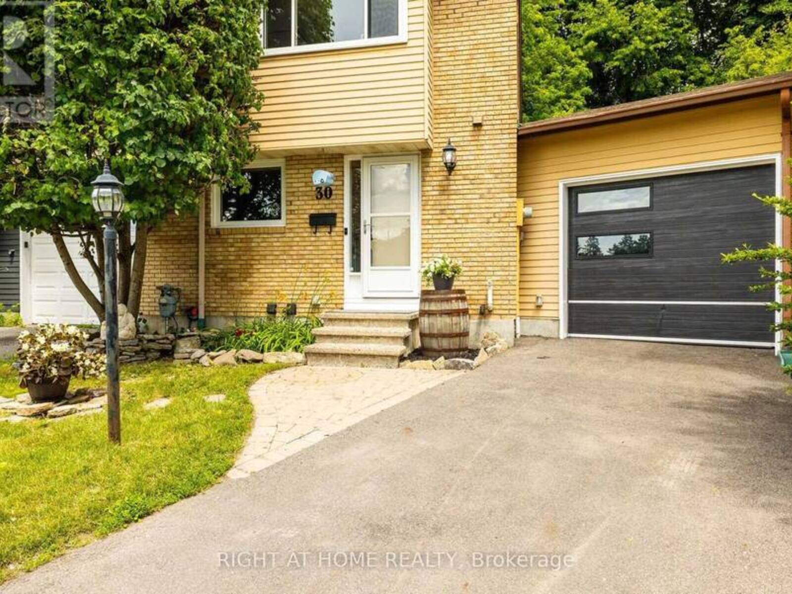 30 BERKSHIRE WAY, Ottawa, Ontario K2J 2B2