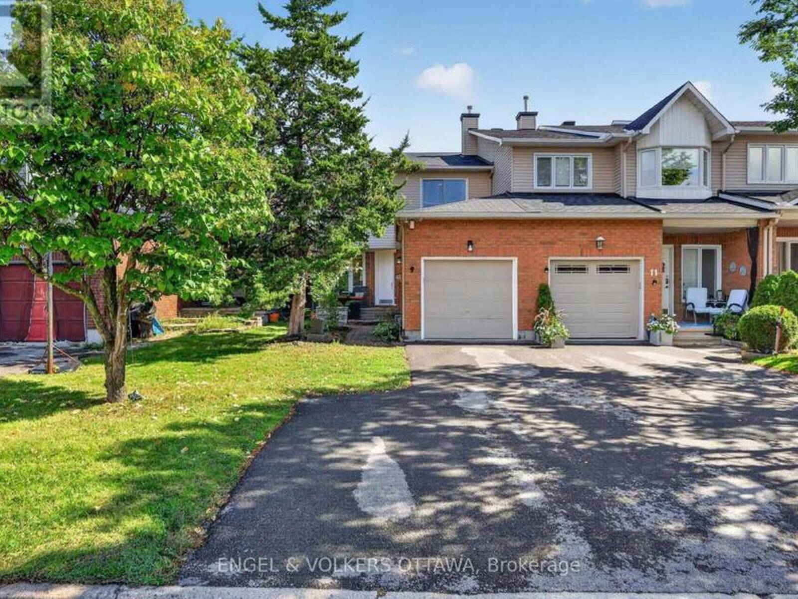 9 STREAMWOOD LANE, Ottawa, Ontario K1T 3R2