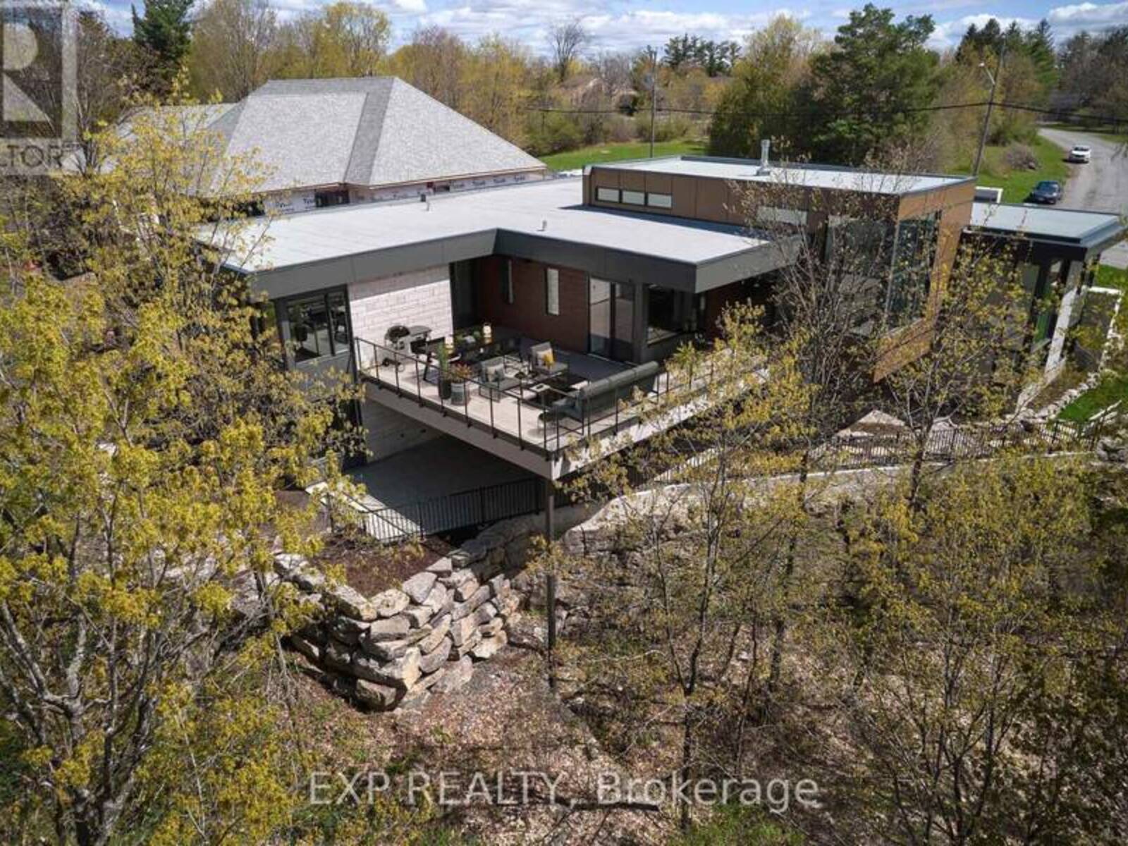 32 CLOVELLY ROAD, Ottawa, Ontario K1J 6M2