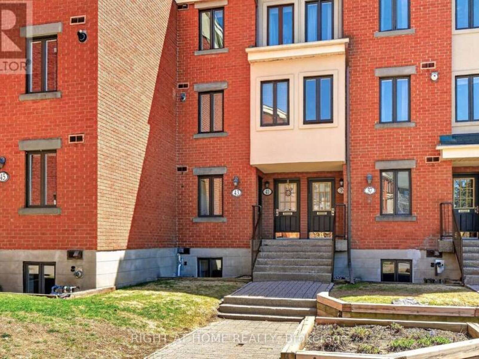 43 CRISPIN PRIVATE, Ottawa, Ontario K1K 2T7