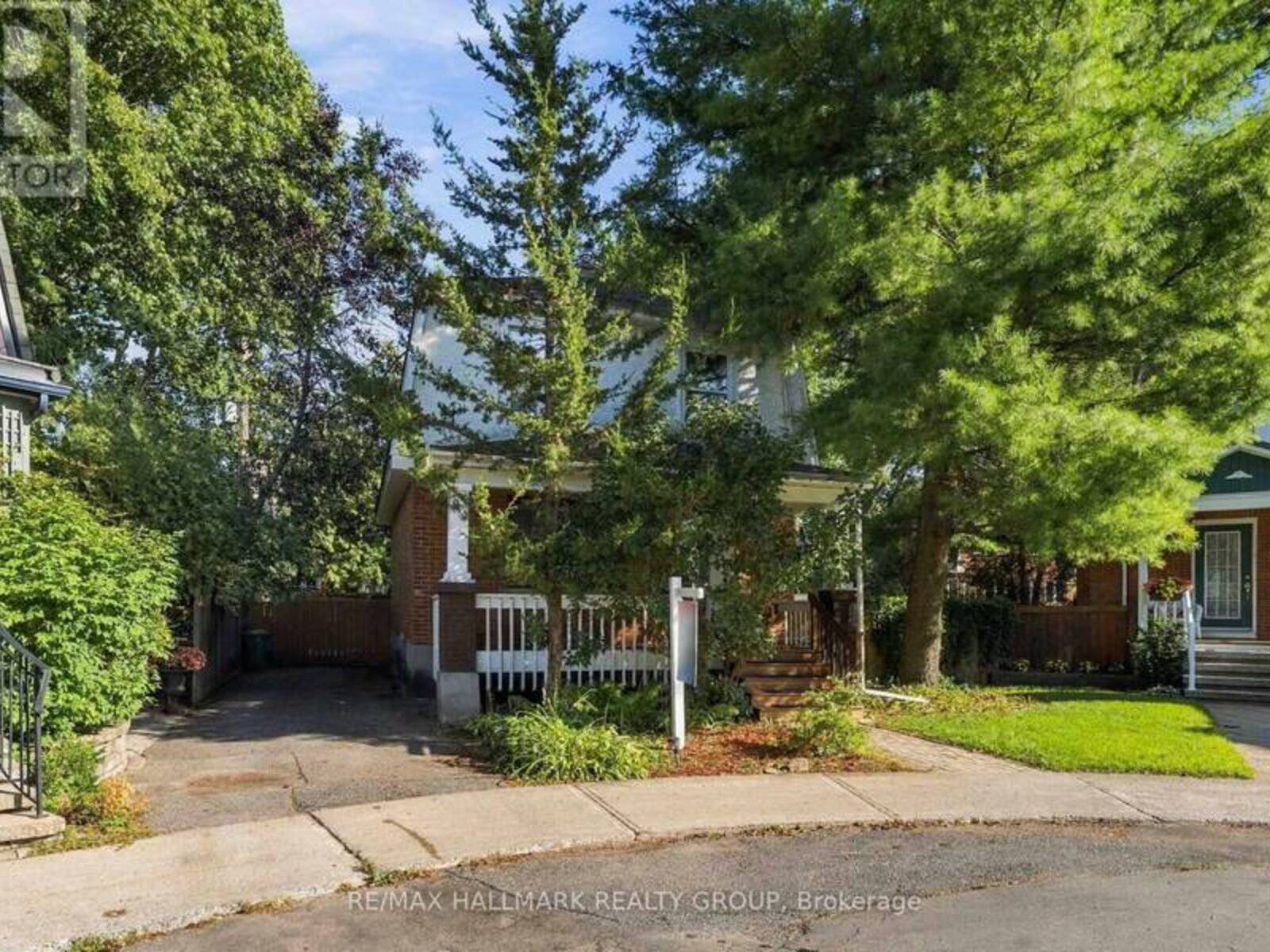 3 ASHBURY PLACE, Ottawa, Ontario K1M 1H3