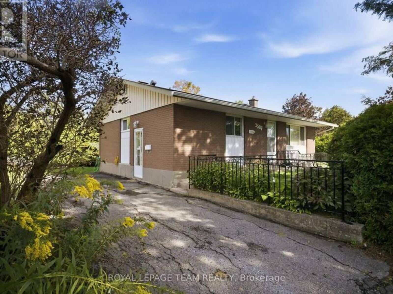 2587 ROMAN AVENUE, Ottawa, Ontario K2B 7Y1