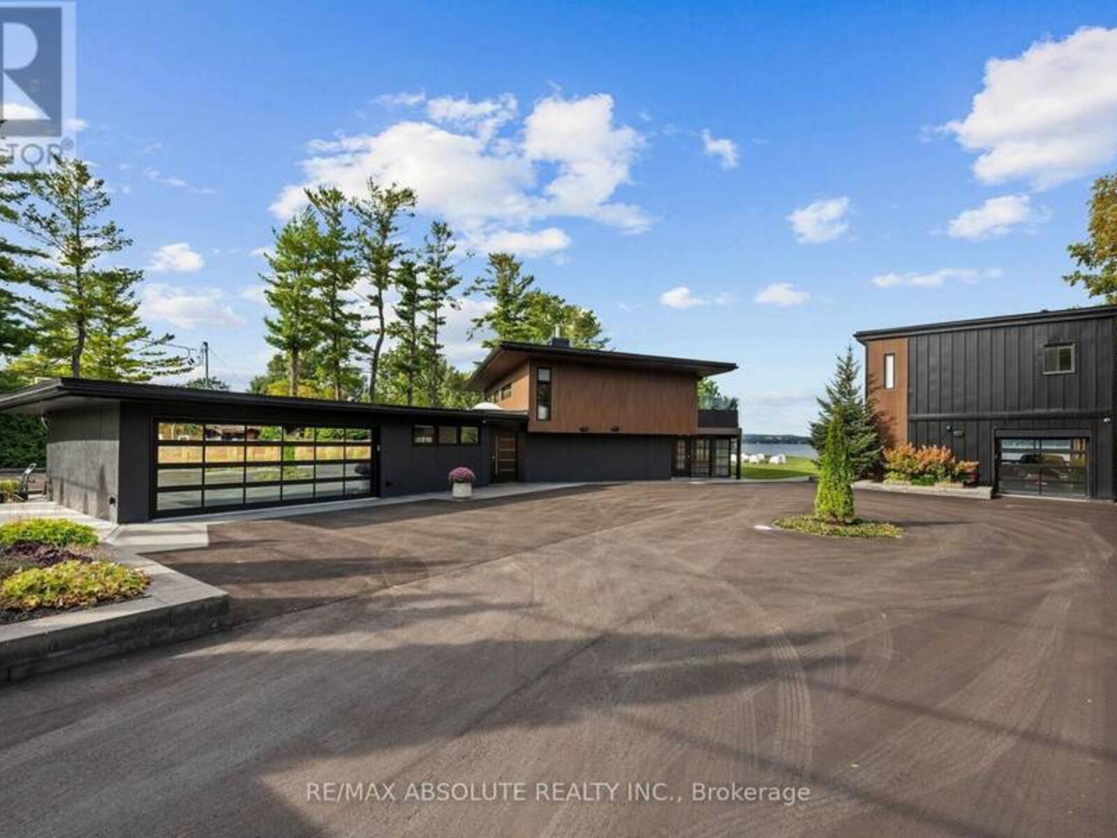 227 GRANDVIEW ROAD, Ottawa, Ontario K2H 8B9