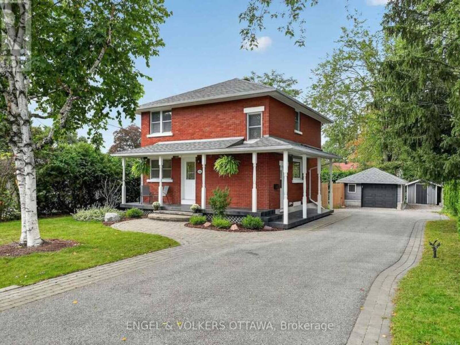 916 IROQUOIS ROAD, Ottawa, Ontario K2A 3N5