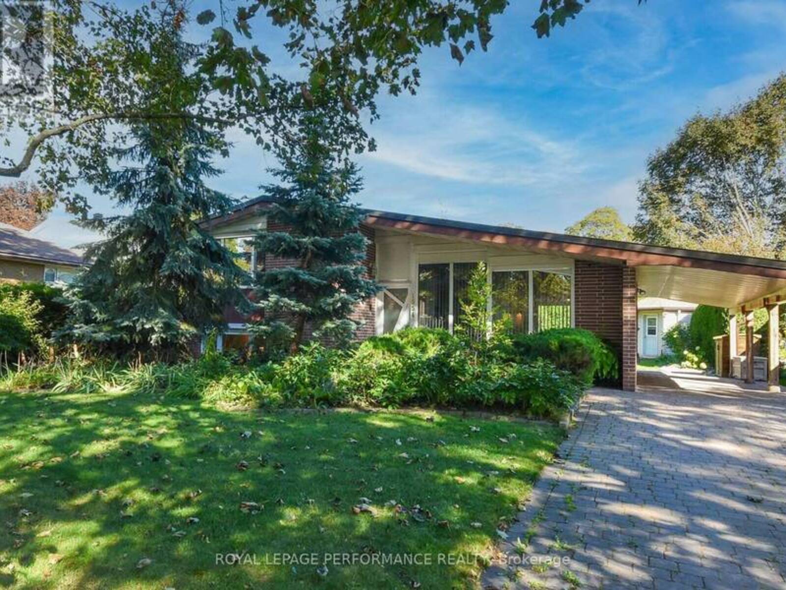 1554 CHOMLEY CRESCENT, Ottawa, Ontario K1G 0V8