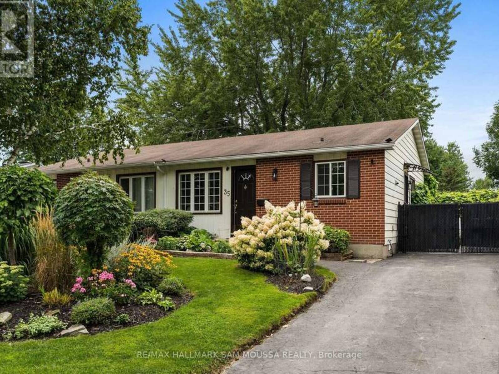 35 BALLANTRAE WAY, Ottawa, Ontario K2L 1N3