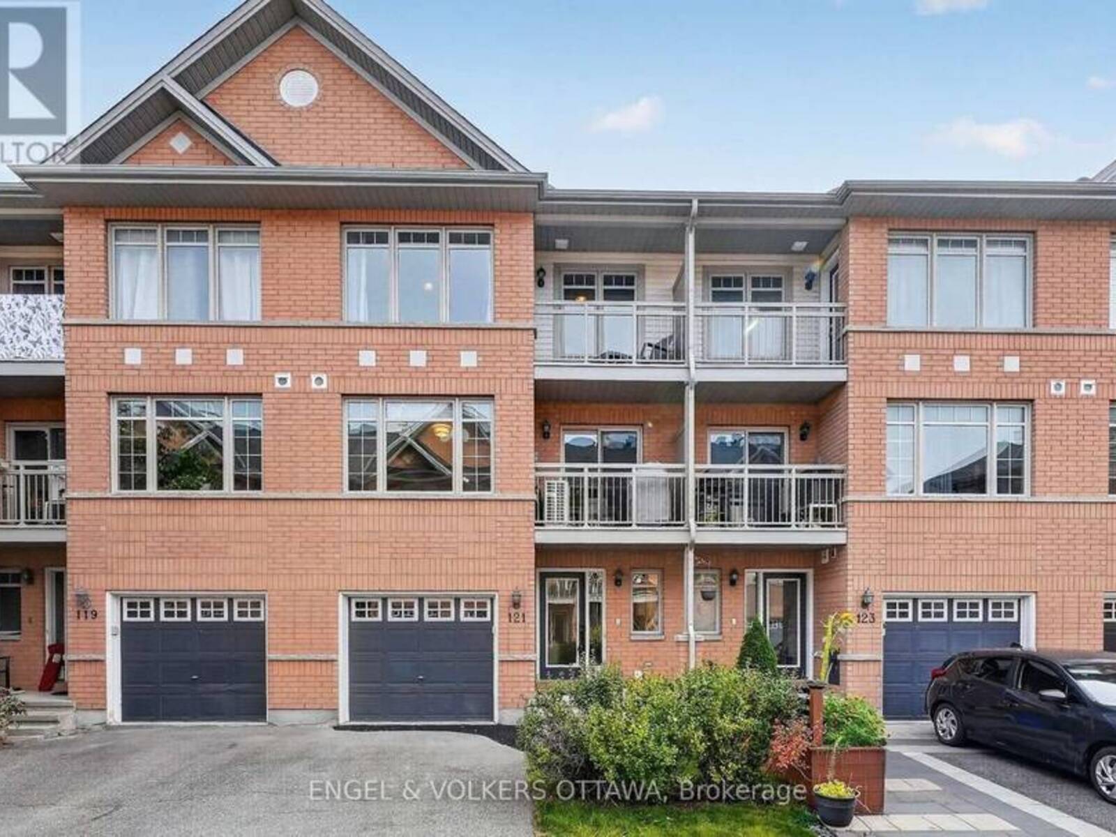 121 QUITO PRIVATE, Ottawa, Ontario K2E 0A7