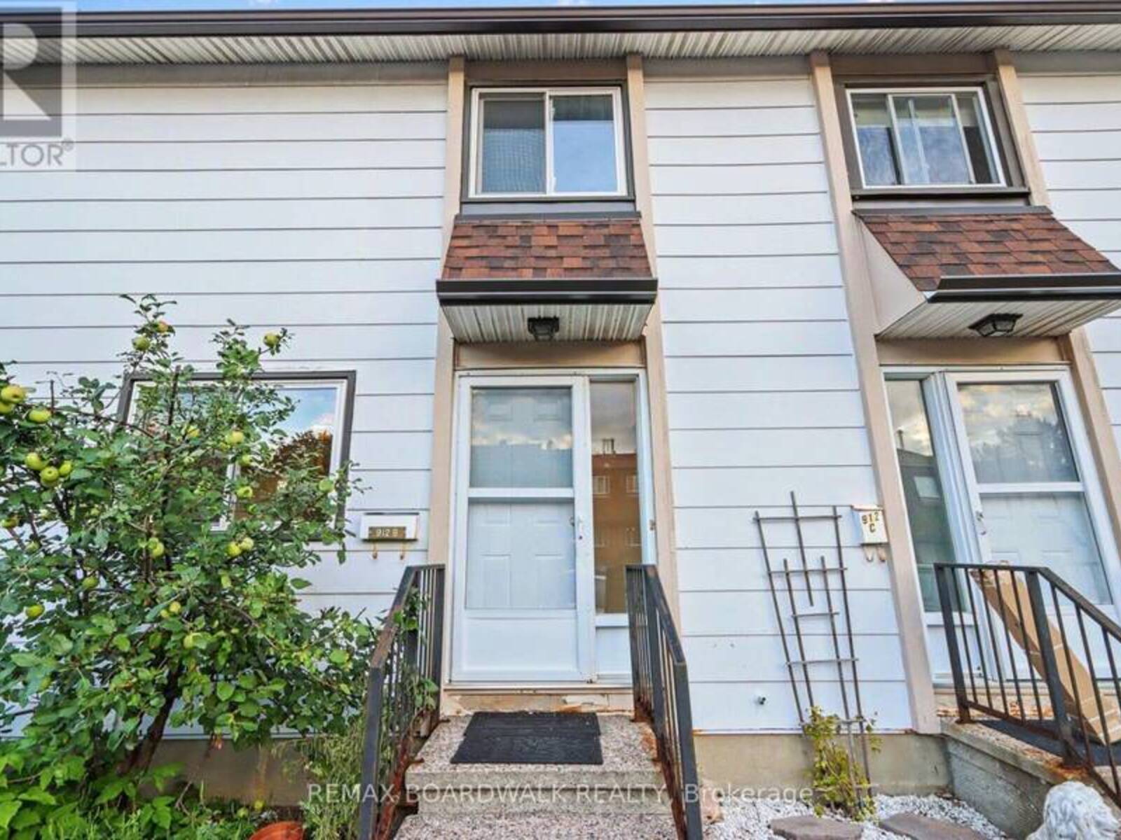 912 B ELMSMERE ROAD, Ottawa, Ontario K1J 7T6