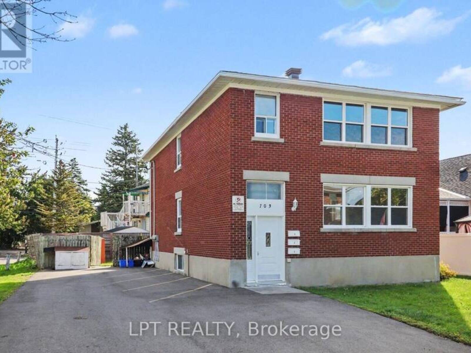 703 MORGAN STREET, Ottawa, Ontario K1K 3M3