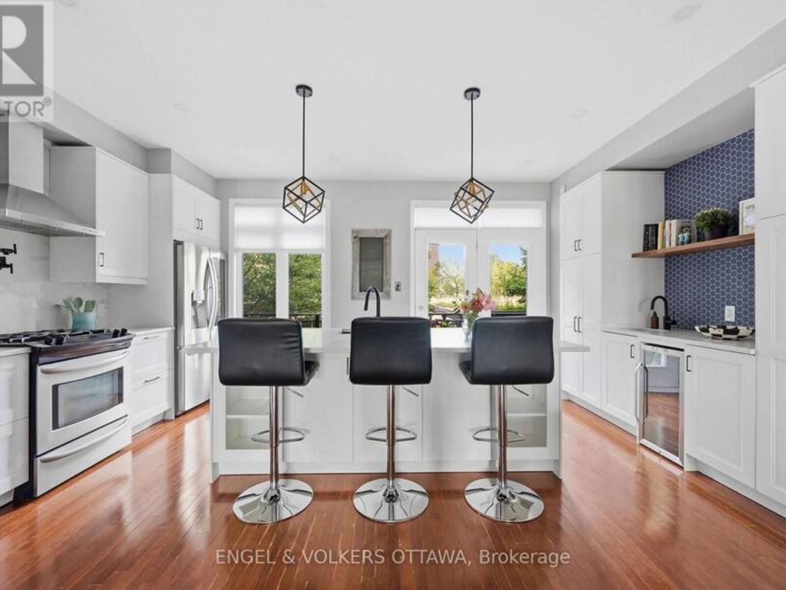 412 BERKLEY AVENUE, Ottawa, Ontario K2A 4H4