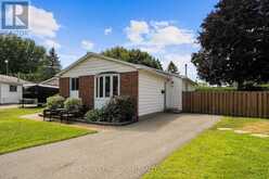 27 BALLANTRAE WAY | Ottawa Ontario | Slide Image Three
