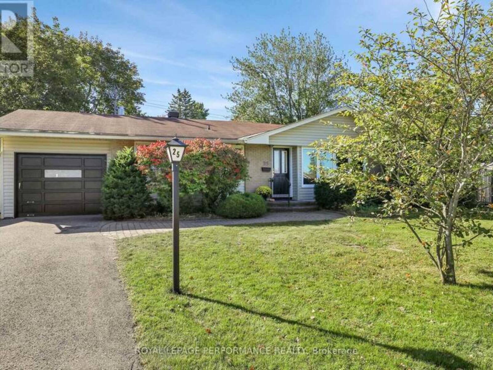 25 THORNCLIFF PLACE, Ottawa, Ontario K2H 6L4