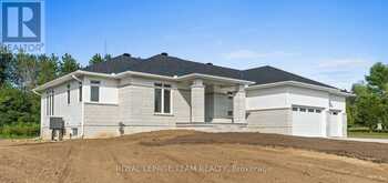 26 IRVIN WOERMKE STREET | McNab-Braeside Ontario | Slide Image Five