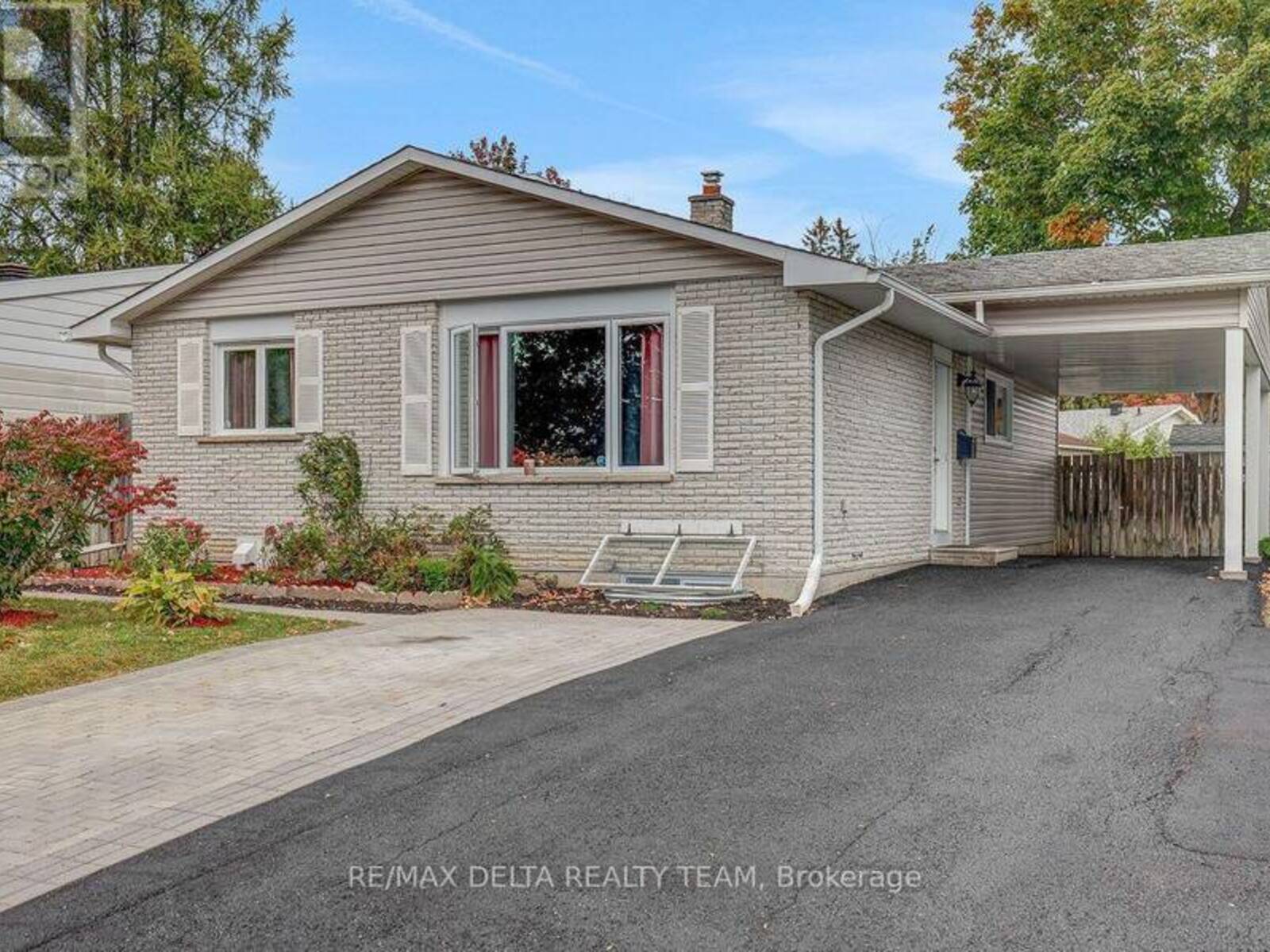 11 COURTNEY ROAD, Ottawa, Ontario K2L 1L9