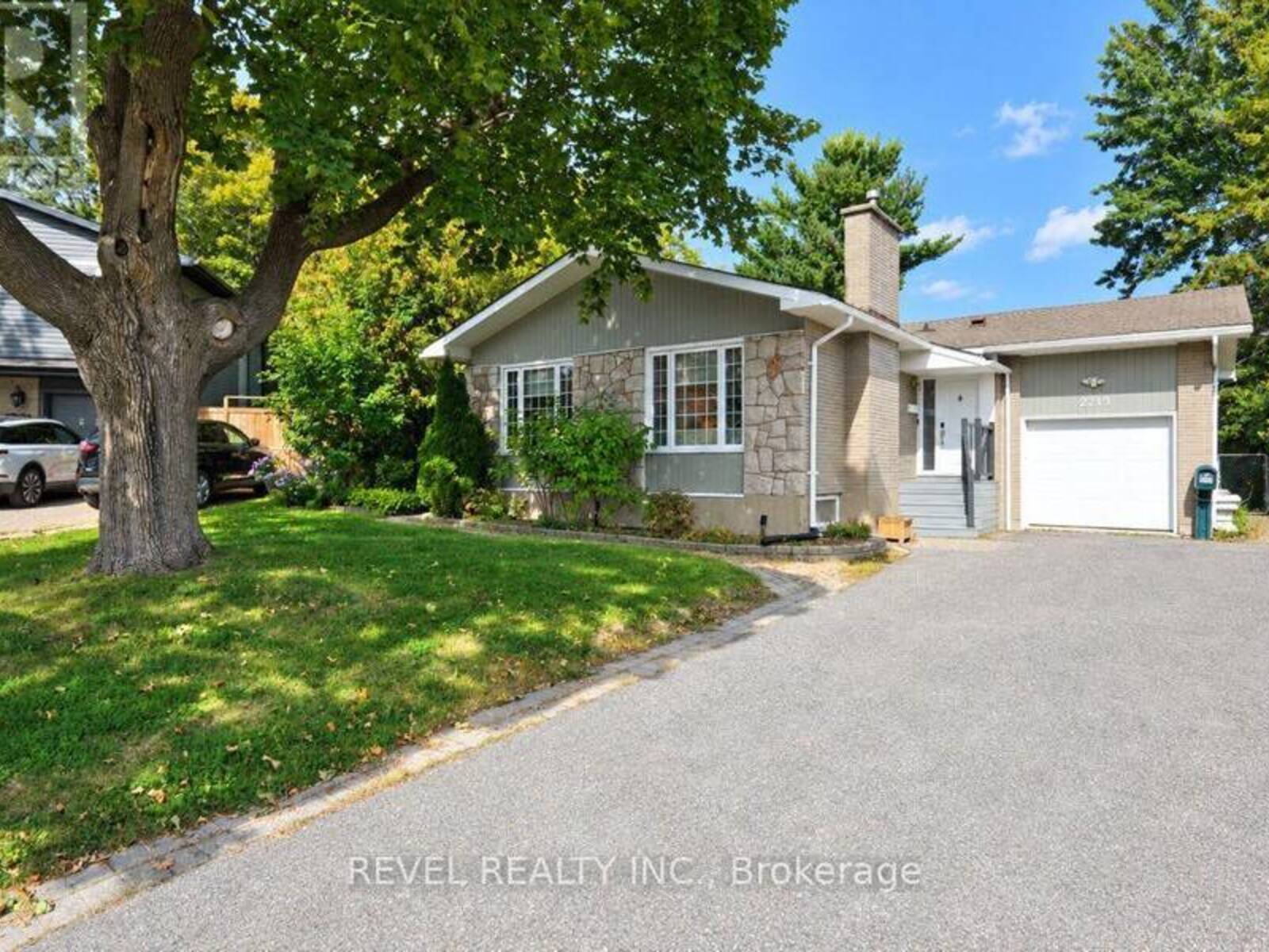 2213 CIRCLE PLACE, Ottawa, Ontario K1G 3E2