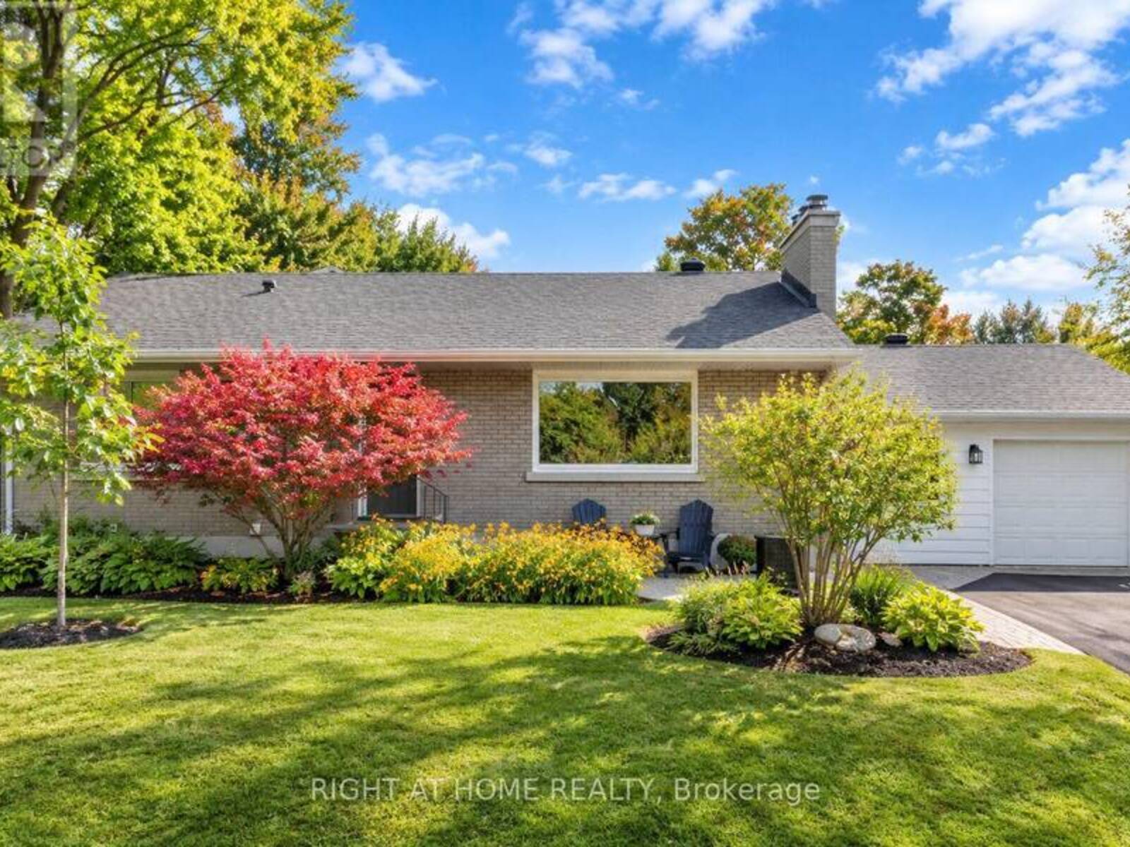 2045 SAVILLE ROW, Ottawa, Ontario K2A 1A4