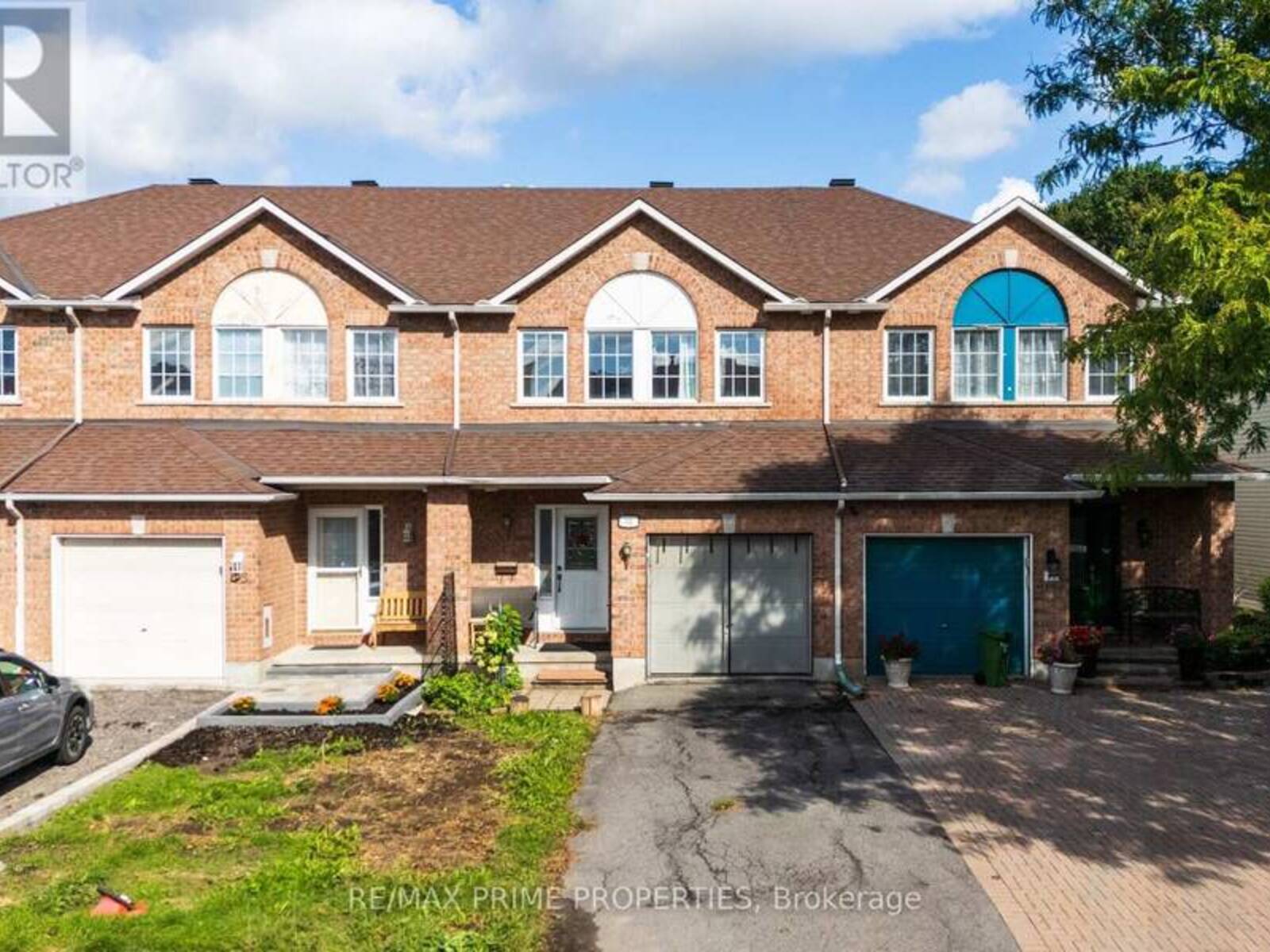 33 INVERKIP AVENUE, Ottawa, Ontario K1T 4B7