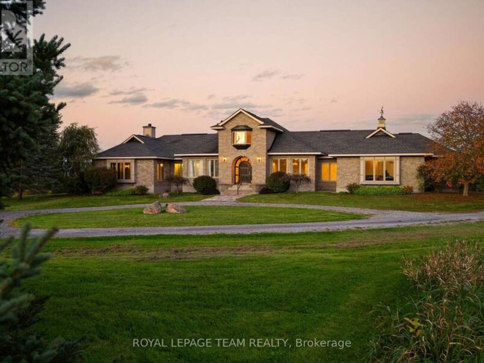 285 PINHEY POINT ROAD, Ottawa, Ontario K0A 1T0