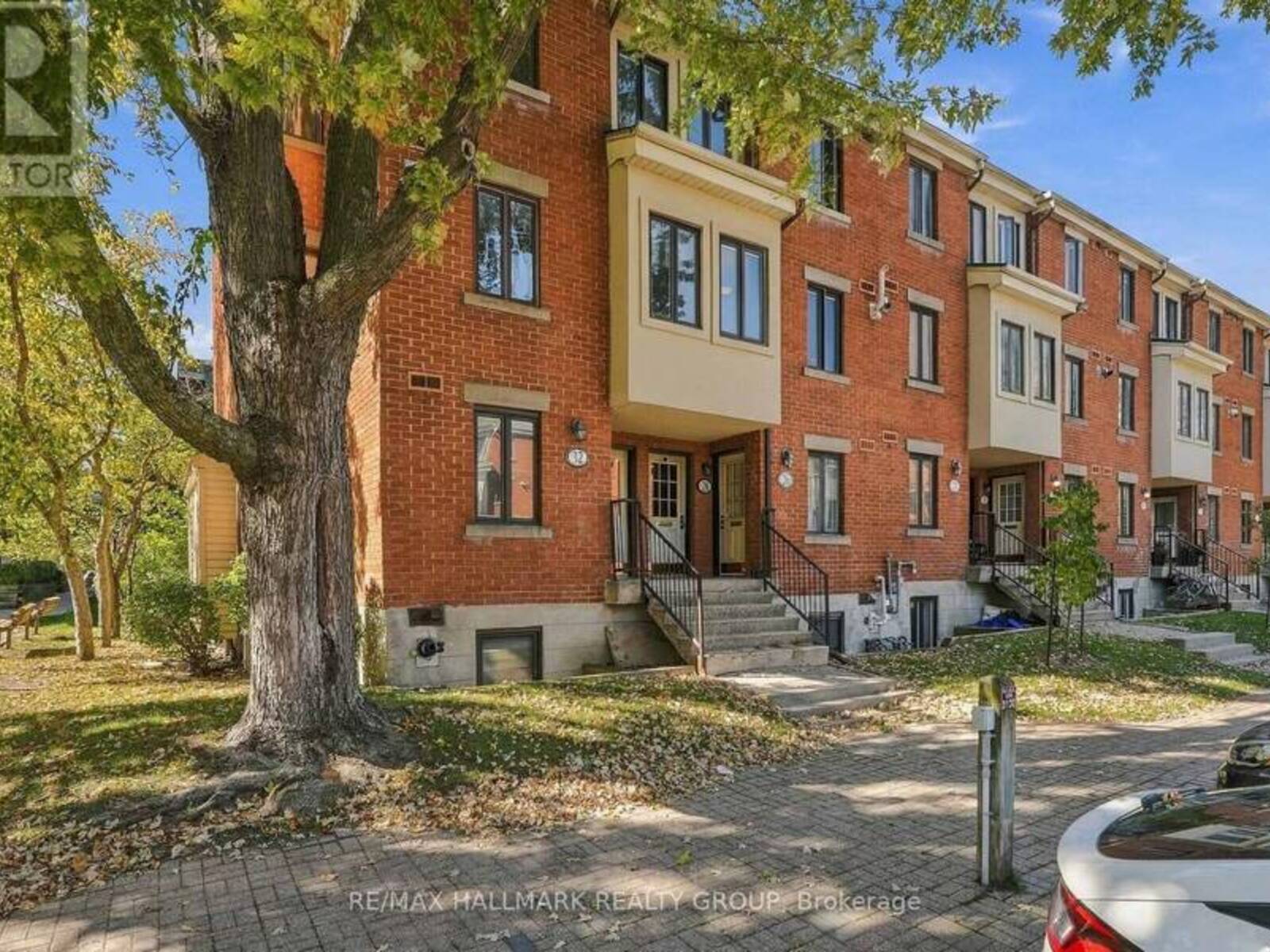 28 CRISPIN PRIVATE, Ottawa, Ontario K1K 2T8