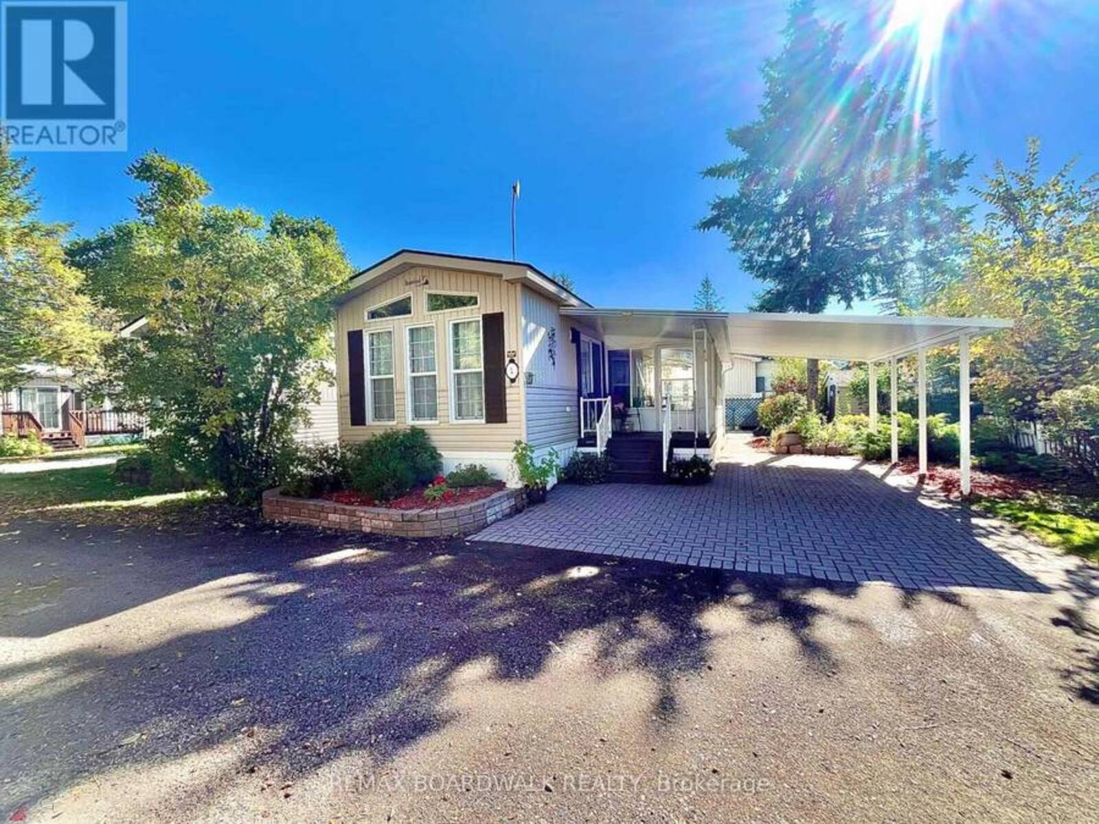 1 MIREILLE PRIVATE, Ottawa, Ontario K0A 1B0