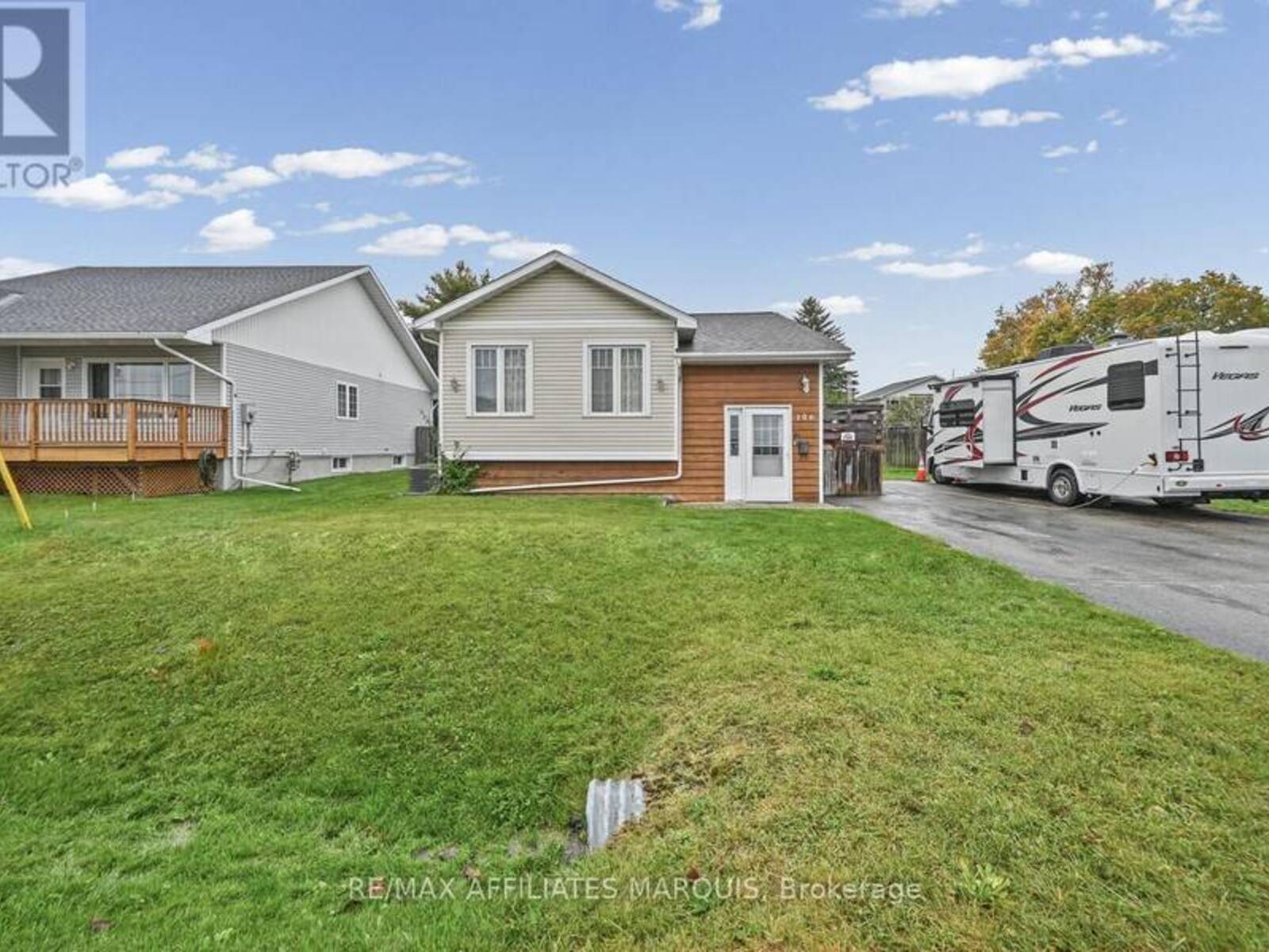 106 LORNE STREET, Smiths Falls, Ontario K7A 3L1
