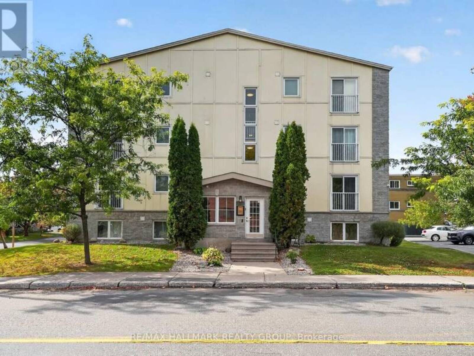 304 - 646 CUMMINGS AVENUE, Ottawa, Ontario K1K 2K6
