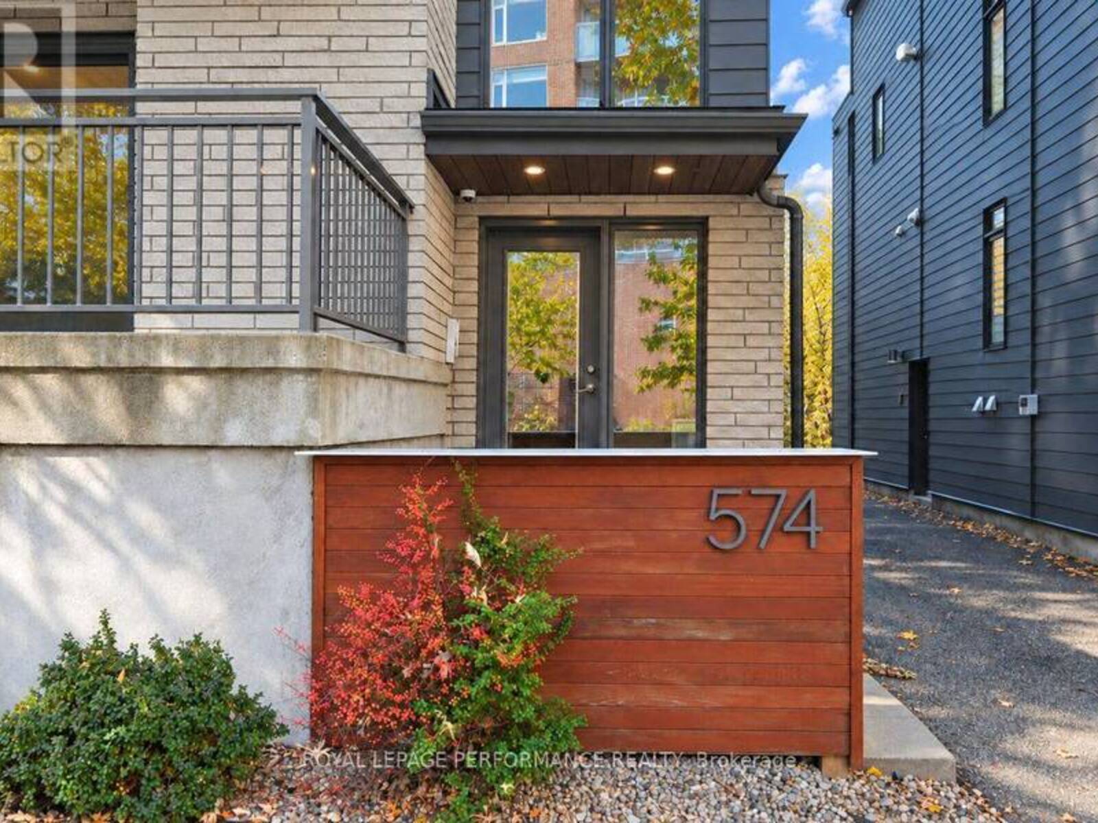 574 BYRON AVENUE, Ottawa, Ontario K2A 0E4