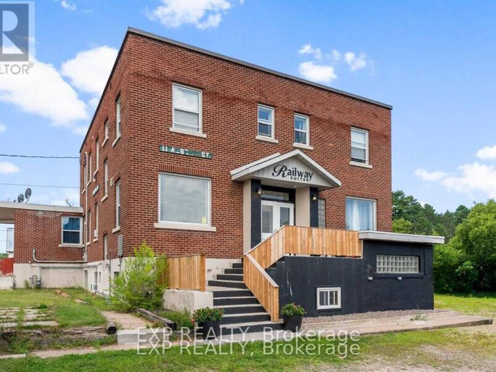 11 ALBERT STREET, Laurentian Hills, Ontario K0J 1J0