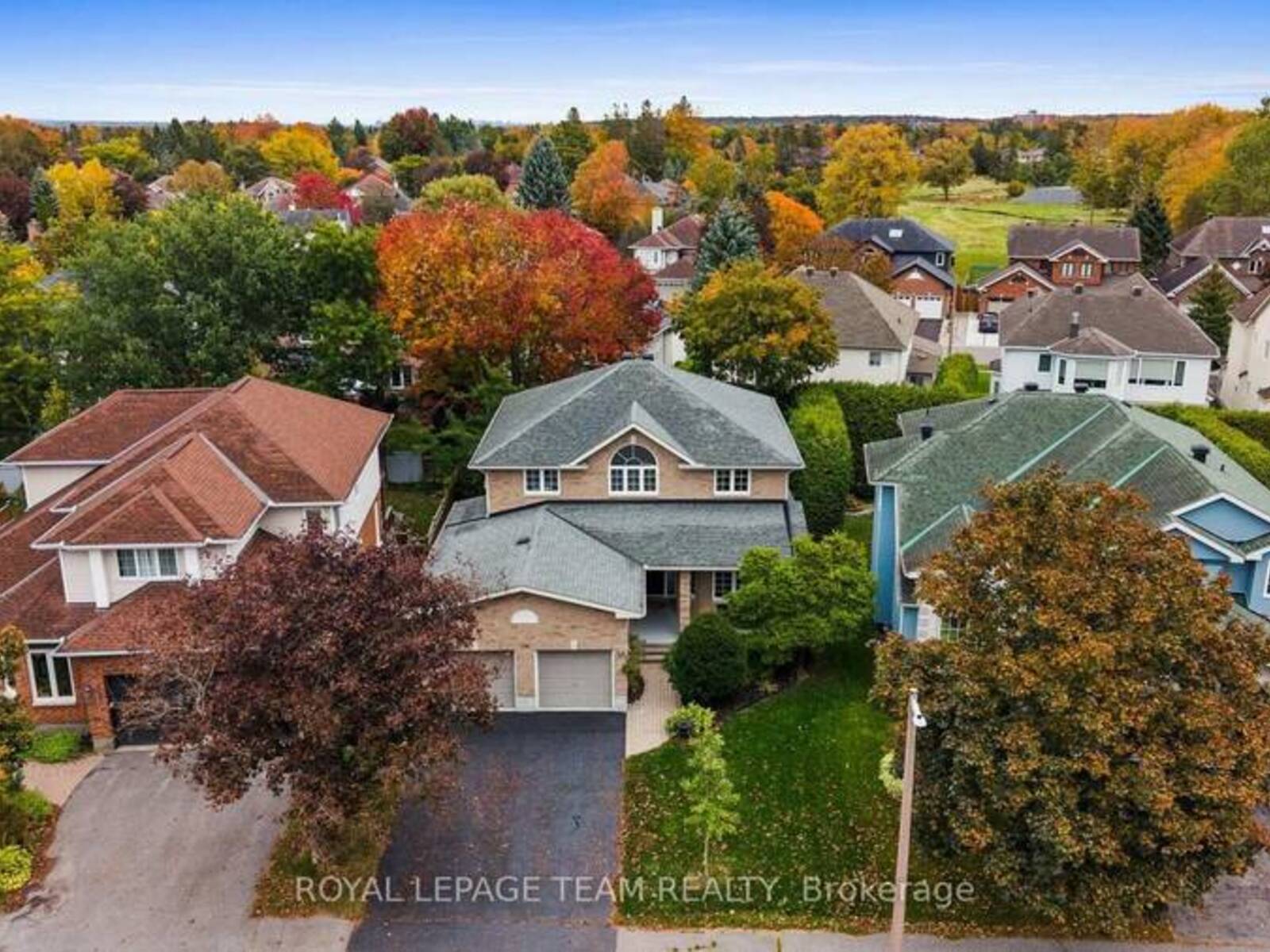 136 SHAUGHNESSY CRESCENT, Ottawa, Ontario K2K 2N3