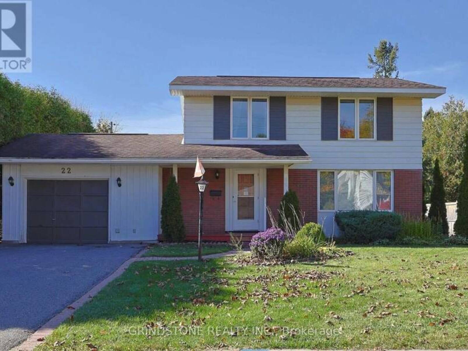 22 LAVINA CRESCENT, Ottawa, Ontario K2H 7P2