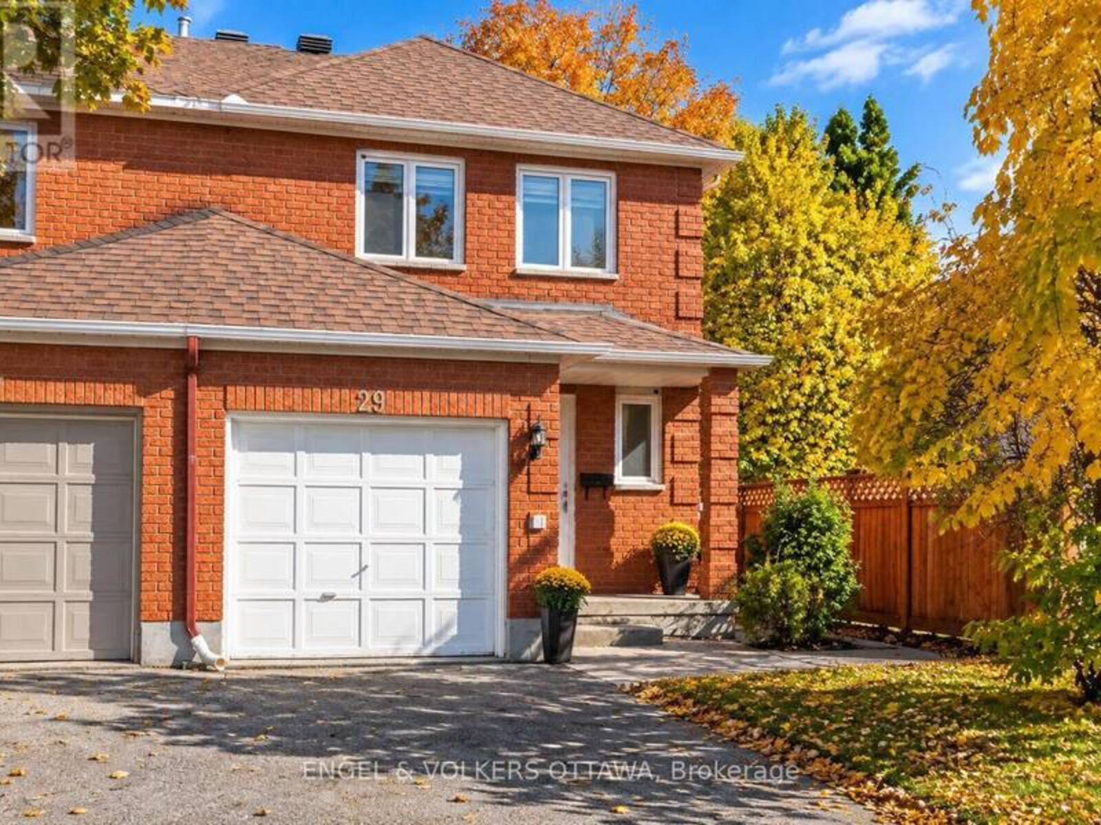 29 WOODBURY CRESCENT, Ottawa, Ontario K1G 5C9
