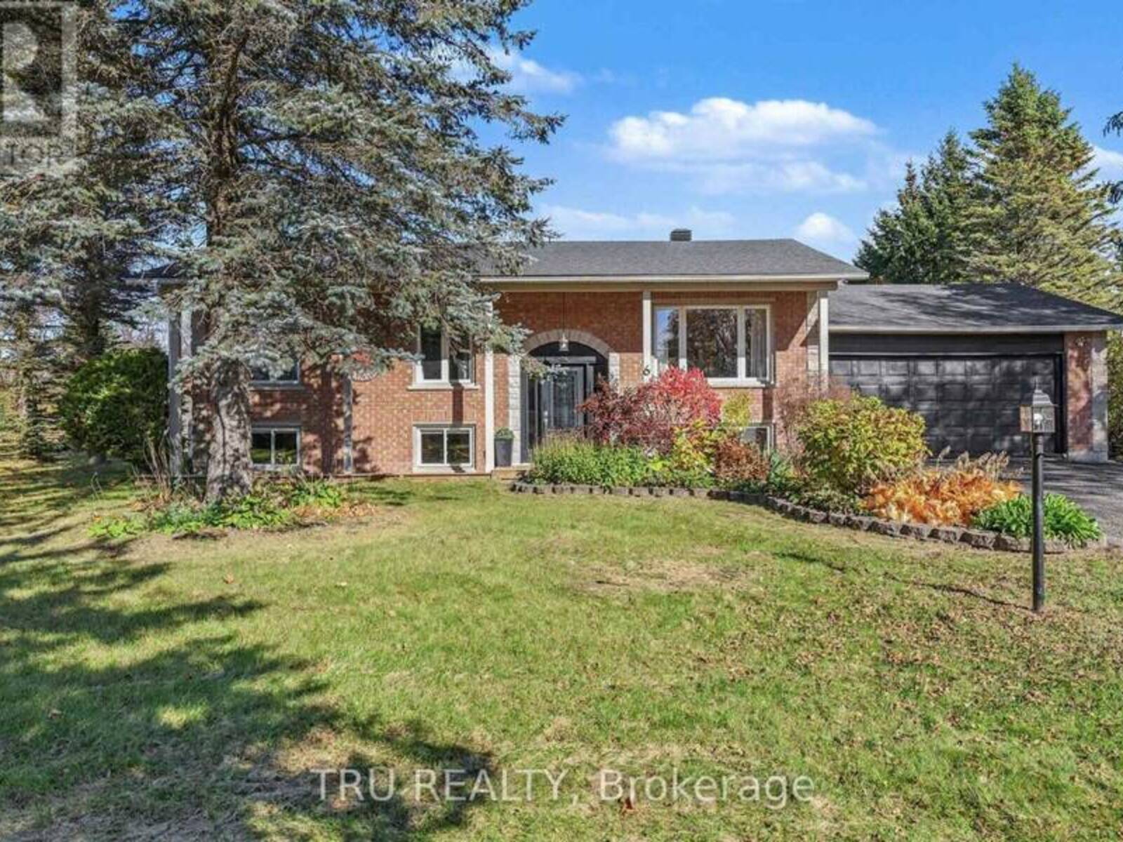 6 OXFORD HEIGHTS DRIVE, Kemptville, Ontario K0G 1J0