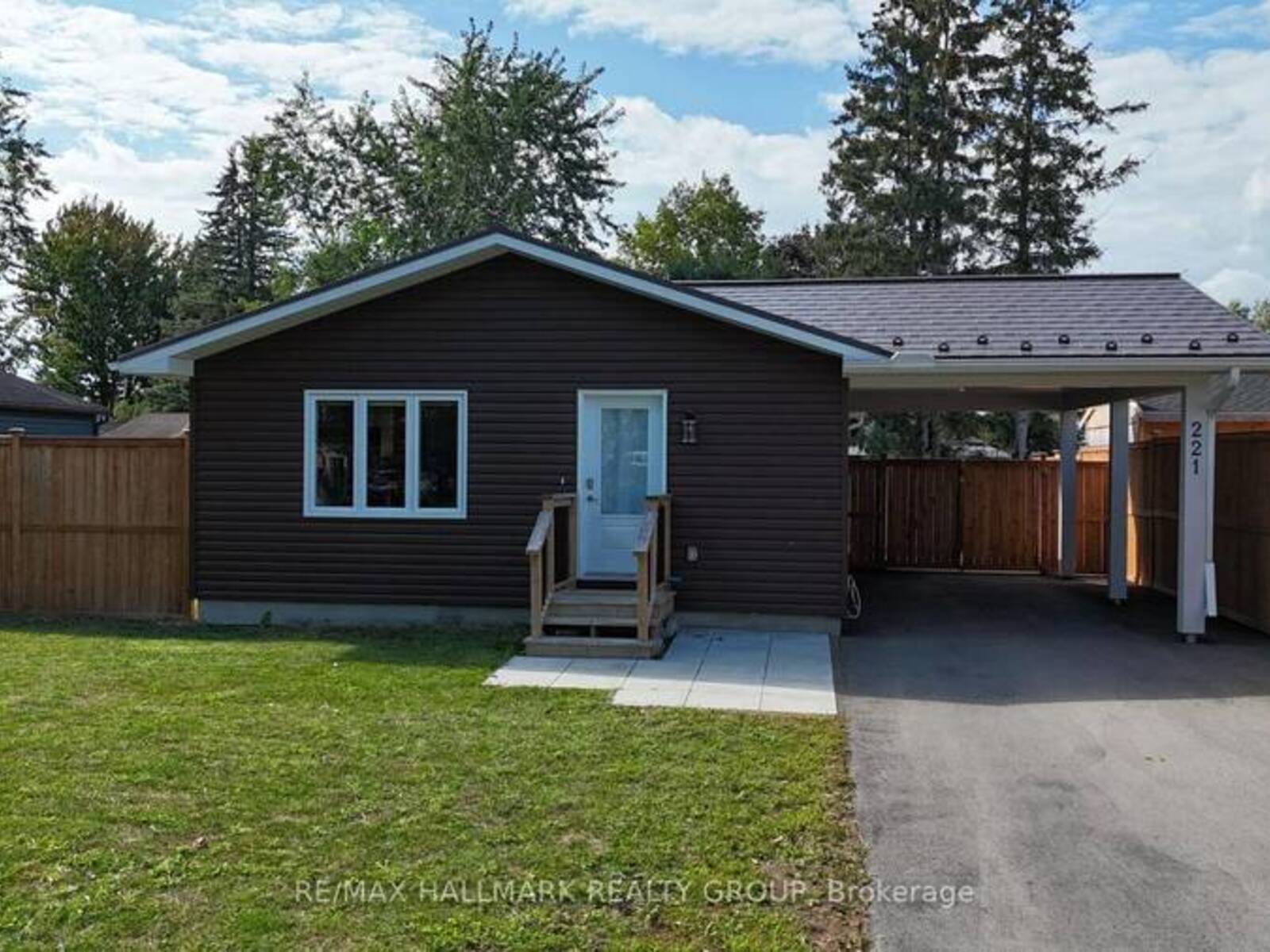 221 CASTLEFRANK ROAD, Ottawa, Ontario K2L 1T4