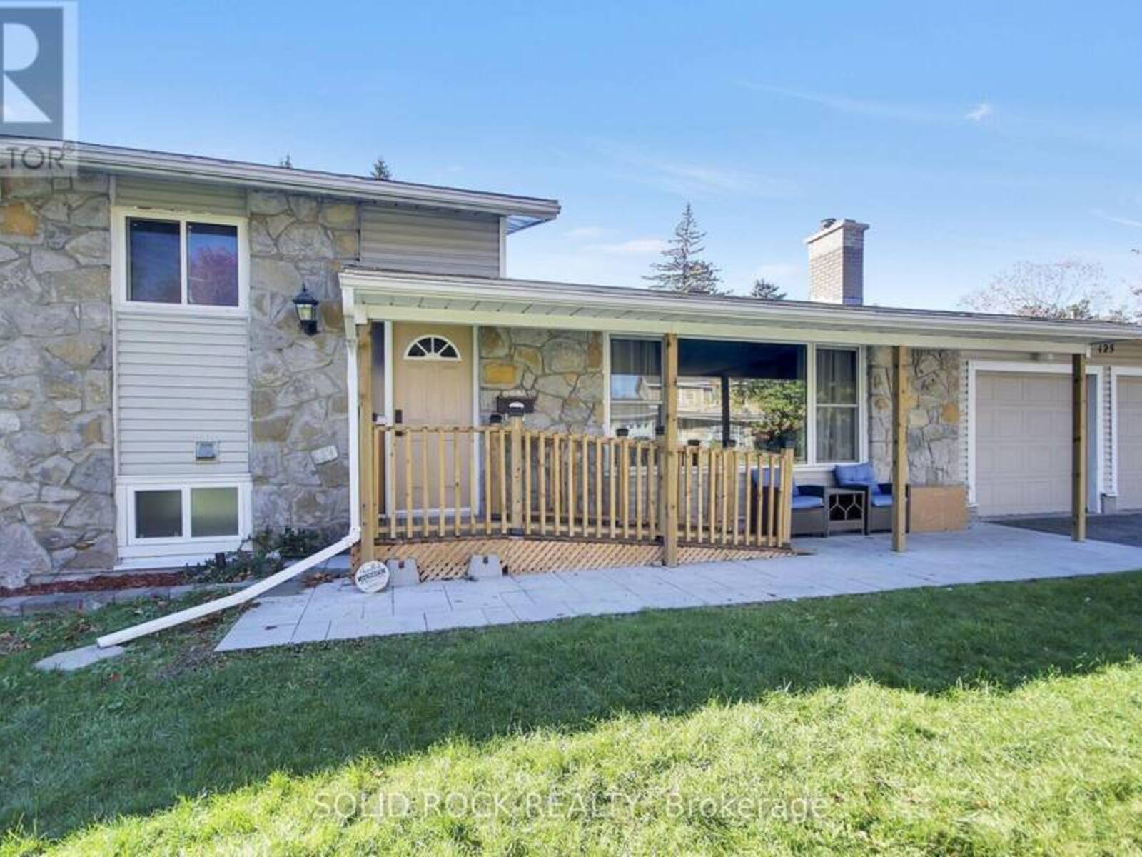 125 BEAVER RIDGE, Ottawa, Ontario K2E 6E5