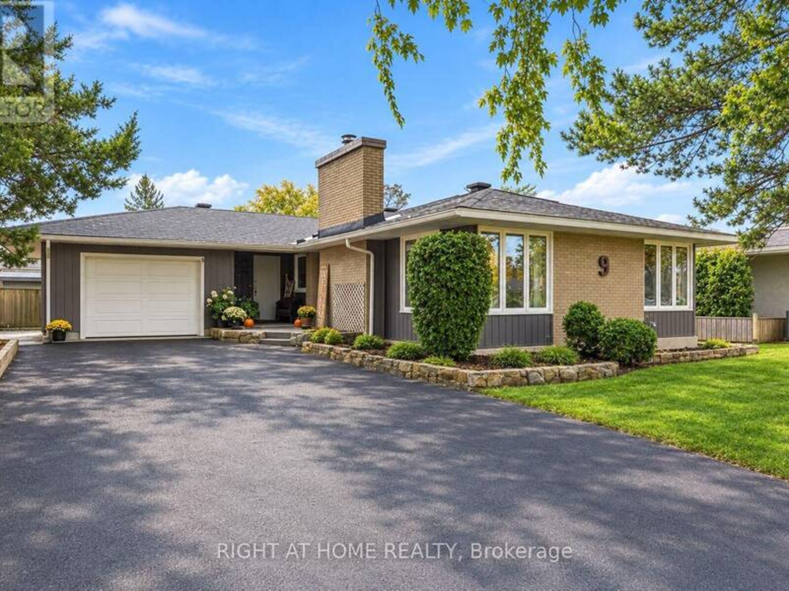 9 LAURENTIDE ROAD, Ottawa, Ontario K2H 6T6
