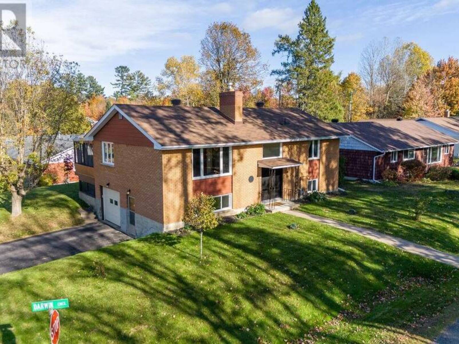 1 DARWIN CRESCENT, Deep River, Ontario K0J 1P0