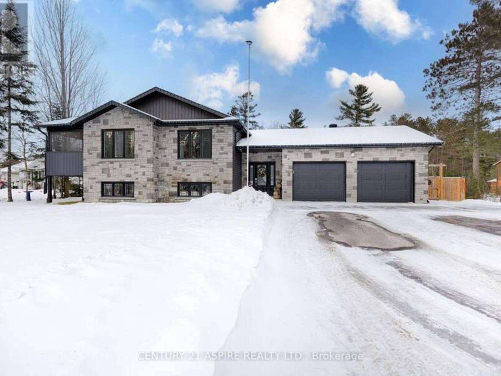 296 BLACK BAY ROAD, Petawawa, Ontario K8H 2W8