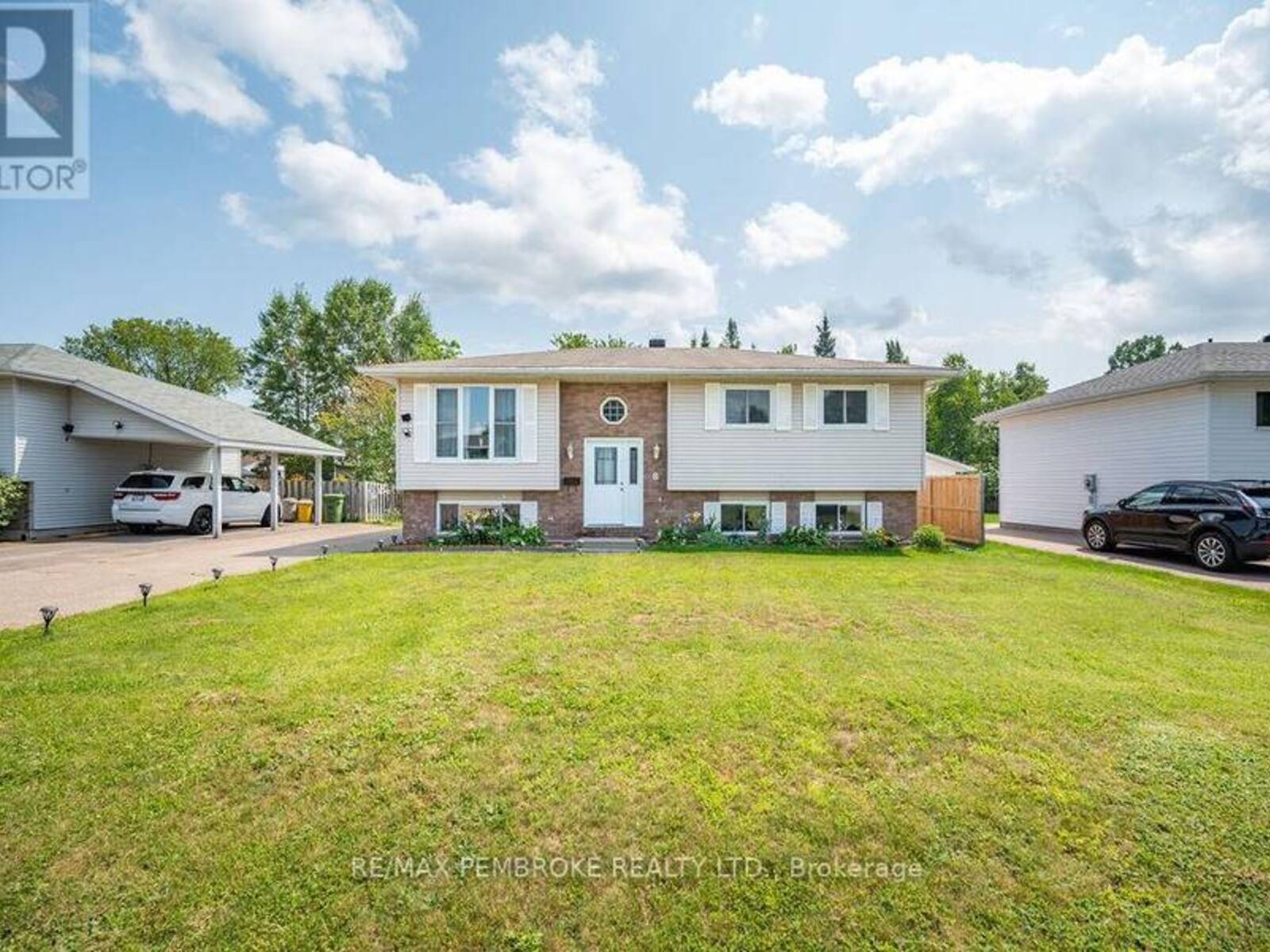 8 CRAIG PLACE, Petawawa, Ontario K8H 3L3