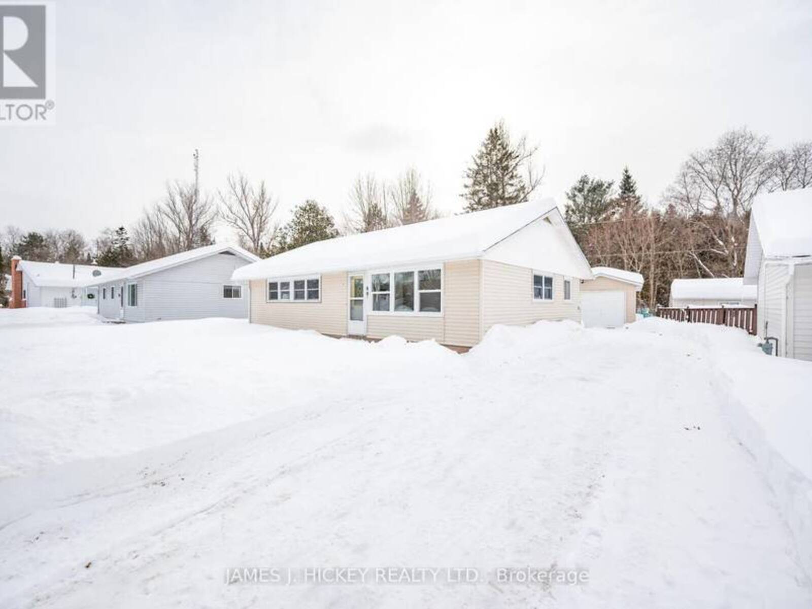 60 BEACH AVENUE, Deep River, Ontario K0J 1P0