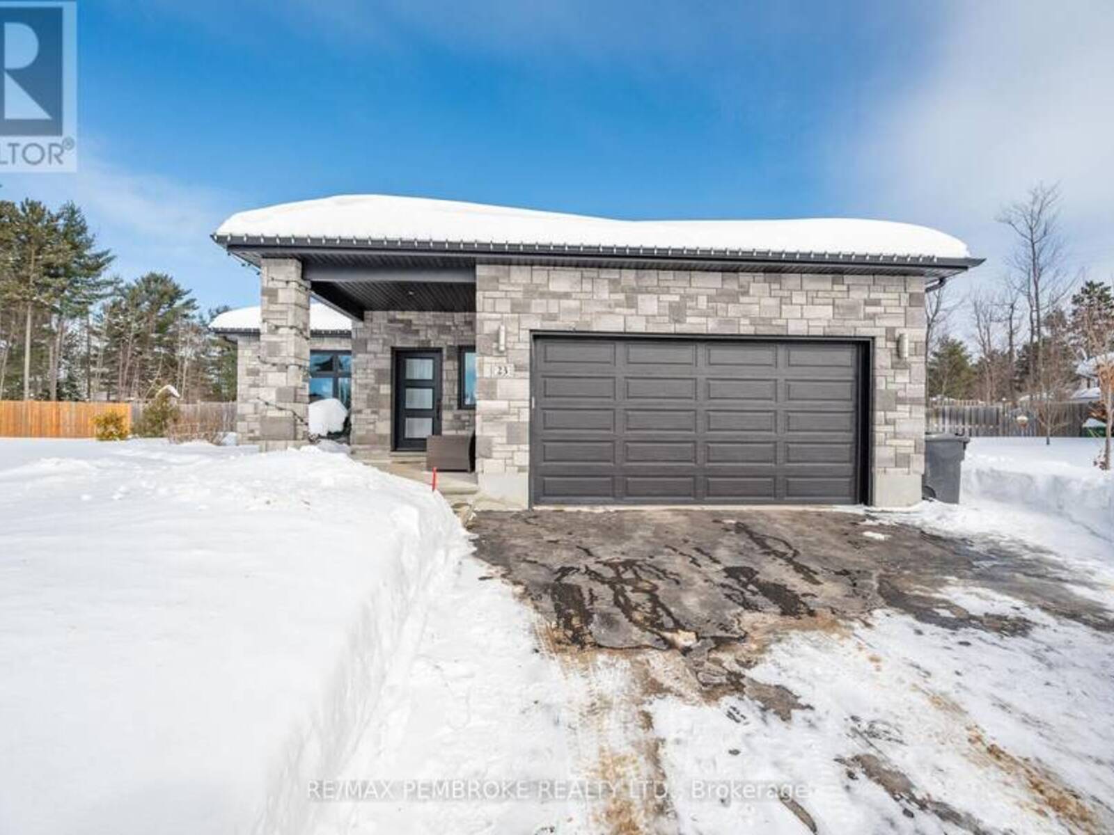 23 NOBLE CRESCENT, Petawawa, Ontario K8H 0G1